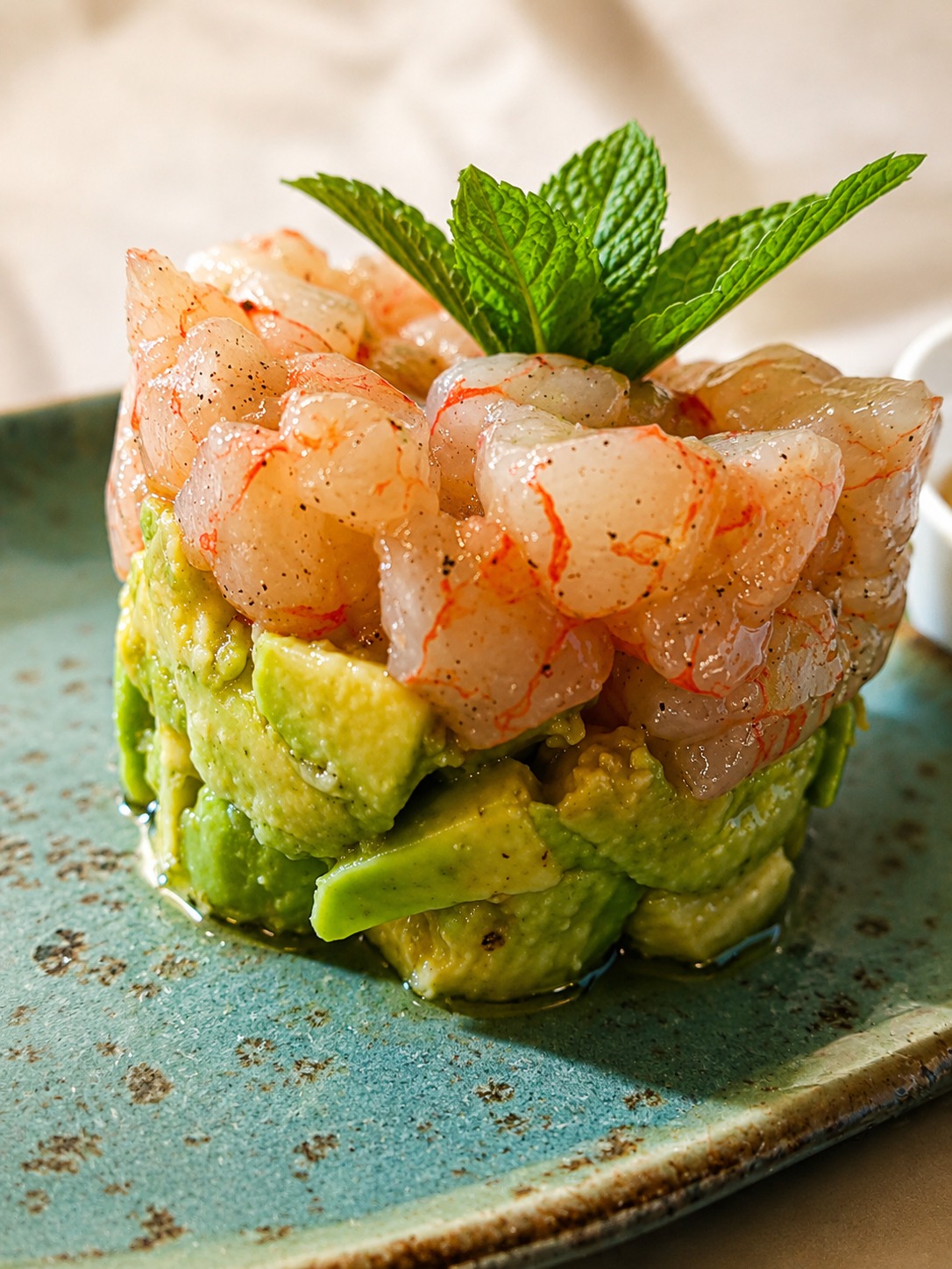 Tartare con avocado e gamberi
