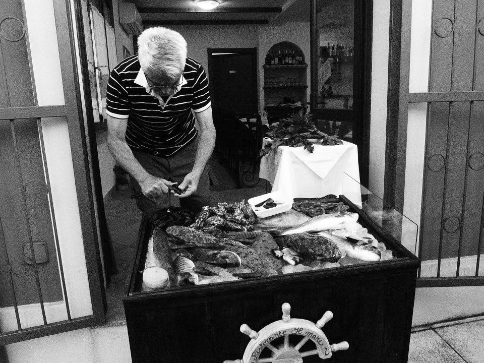 Salvatore sceglie e prepara il pesce