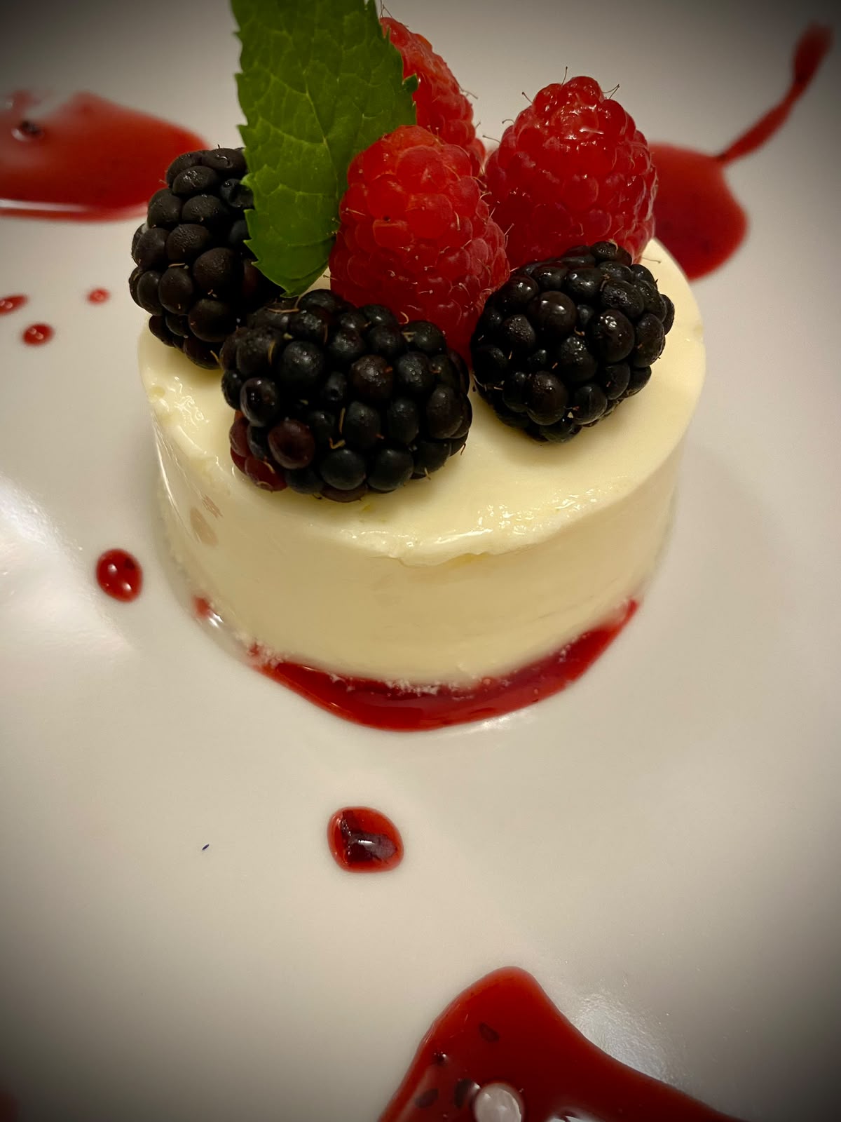 Panna cotta con frutti di bosco